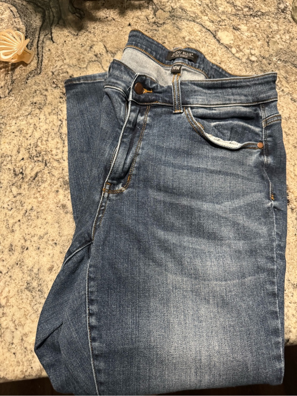 Judy Blue Medium Wash Ankle Crop Jeans